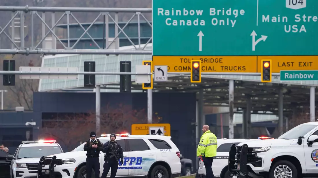 Polizisten sperren den Eingang zur Rainbow Bridge im Bundesstaat New York. - Bild: Derek Gee/The Buffalo News via AP/dpa