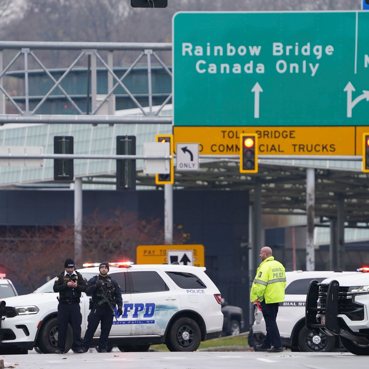 Polizisten sperren den Eingang zur Rainbow Bridge im Bundesstaat New York. - Foto: Derek Gee/The Buffalo News via AP/dpa