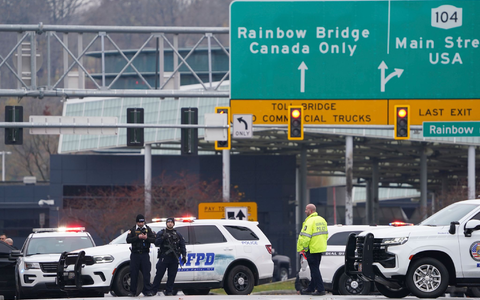 Polizisten sperren den Eingang zur Rainbow Bridge im Bundesstaat New York. - Foto: Derek Gee/The Buffalo News via AP/dpa