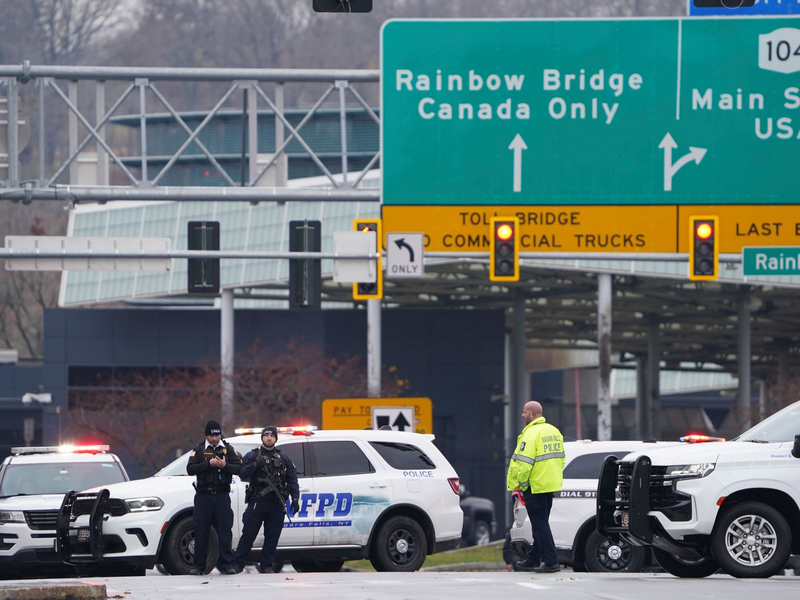 Polizisten sperren den Eingang zur Rainbow Bridge im Bundesstaat New York. - Foto: Derek Gee/The Buffalo News via AP/dpa