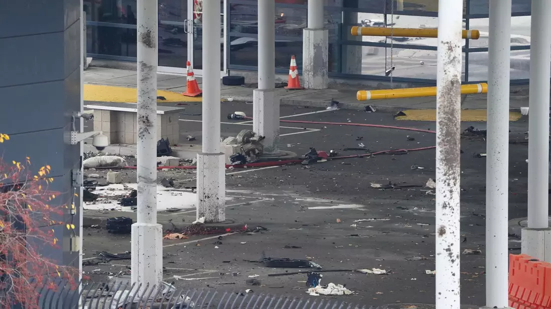 Trümmer und Gepäckstücke liegen nach der Explosion am Grenzübergang Rainbow Bridge zwischen Kanada und den USA. - Bild: Derek Gee/The Buffalo News via AP/dpa