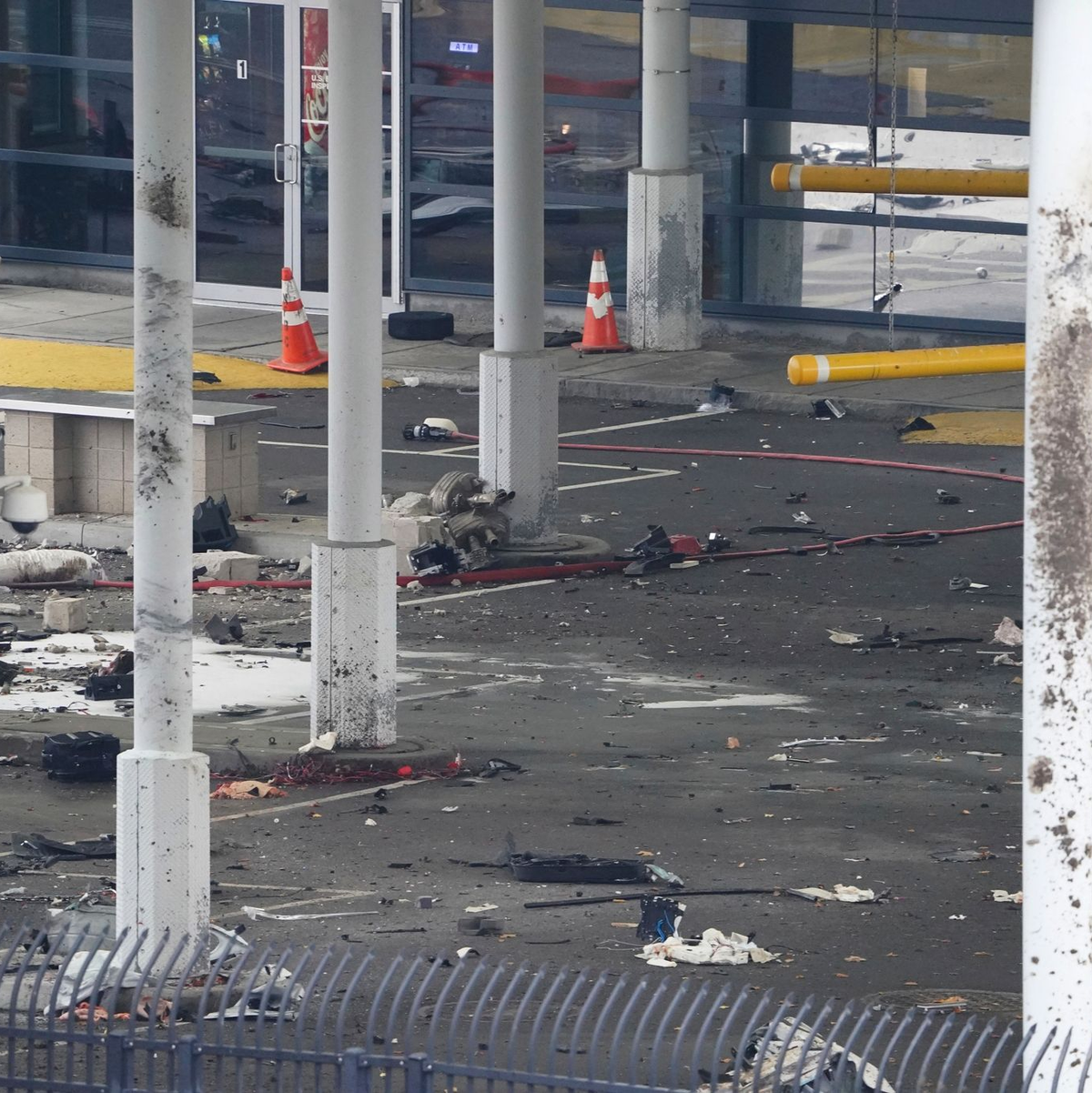 Trümmer und Gepäckstücke liegen nach der Explosion am Grenzübergang Rainbow Bridge zwischen Kanada und den USA. - Foto: Derek Gee/The Buffalo News via AP/dpa