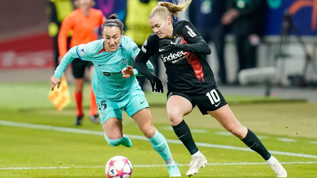 Frankfurts Torschützin Laura Freigang (r) im Zweikampf mit Lucy Bronze vom FC Barcelona. - Bild: Uwe Anspach/dpa