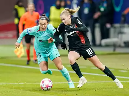 Frankfurts Torschützin Laura Freigang (r) im Zweikampf mit Lucy Bronze vom FC Barcelona. - Foto: Uwe Anspach/dpa