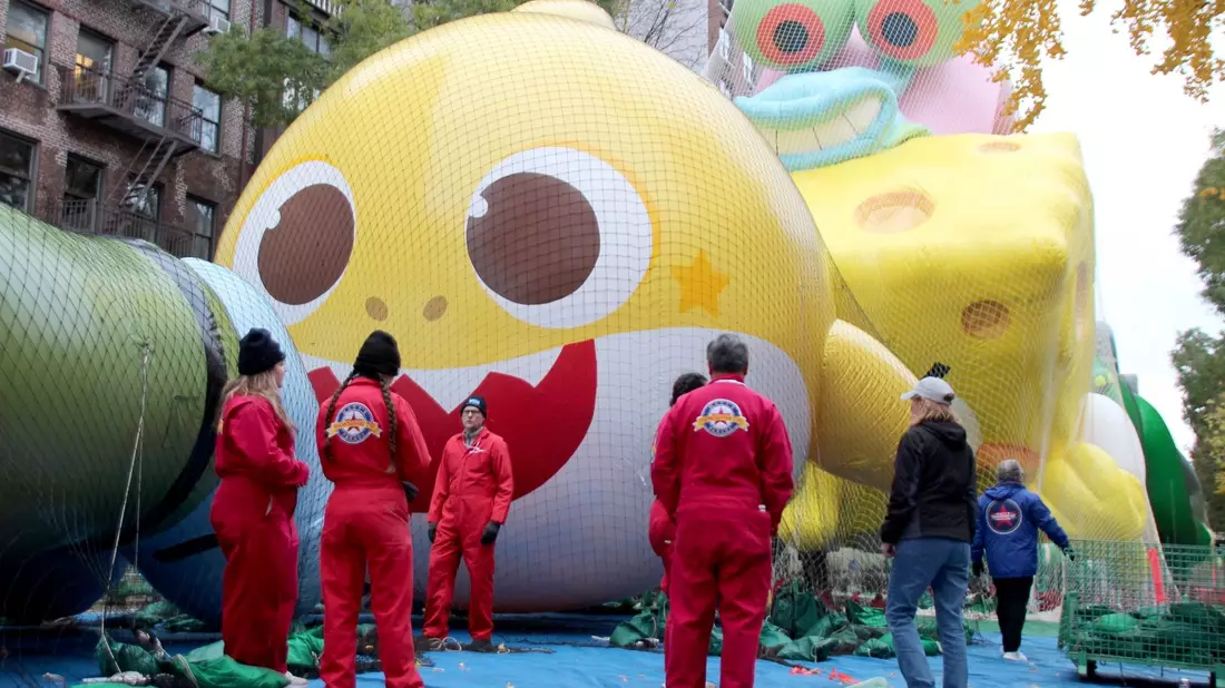 Riesige Heliumballons werden für die alljährliche Thanksgiving-Parade am Central Park in Manhattan vorbereitet. - Bild: Christina Horsten/dpa