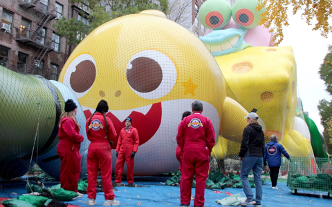 Riesige Heliumballons werden für die alljährliche Thanksgiving-Parade am Central Park in Manhattan vorbereitet. - Foto: Christina Horsten/dpa
