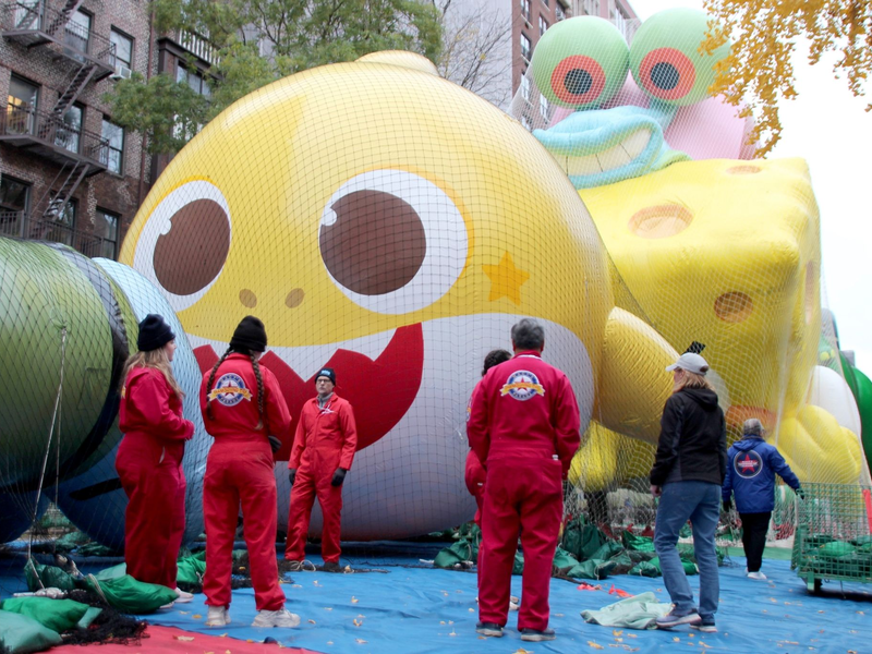 Riesige Heliumballons werden für die alljährliche Thanksgiving-Parade am Central Park in Manhattan vorbereitet. - Foto: Christina Horsten/dpa
