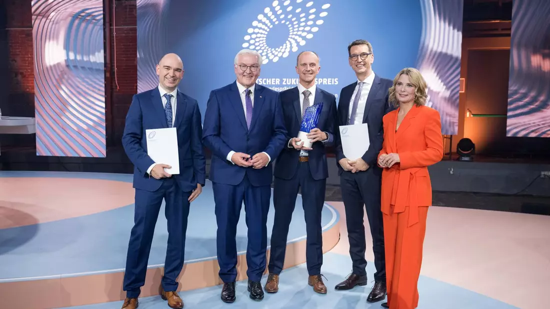 David M. Grodzki (l-r), Bundespräsident Frank-Walter Steinmeier, Stephan Biber, Michael Uder und Moderation Yve Fehring stehen nach der Verleihung des Deutschen Zukunftspreises 2023 zusammen. - Bild: Sebastian Christoph Gollnow/dpa