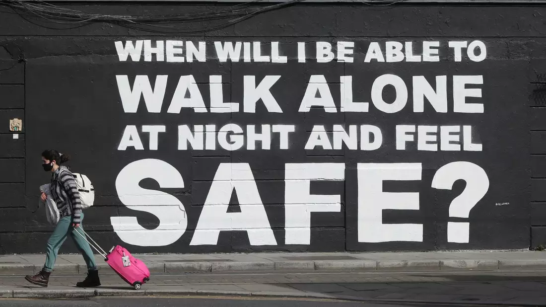 Ein Wandbild der irischen Künstlerin Emmalene Blake mit der Aufschrift «When will I be able to walk alone at night and feel safe?» - Bild: Niall Carson/PA Wire/dpa