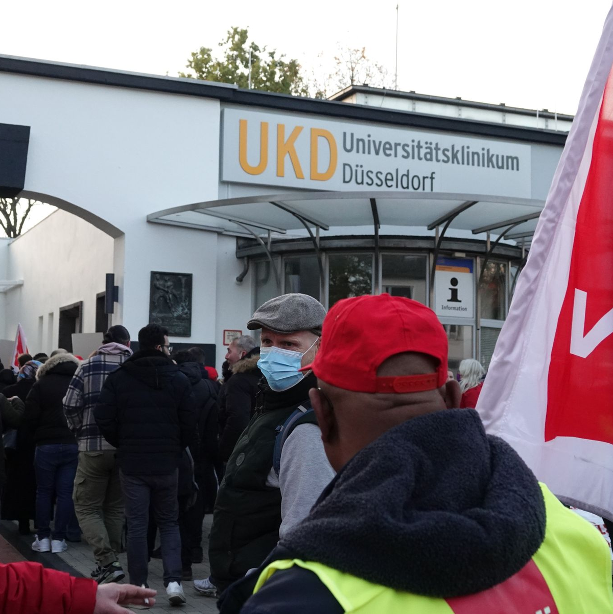Streikende stehen am 9. November vor dem Eingang der Uniklinik Düsseldorf. - Foto: Mona Wenisch/dpa