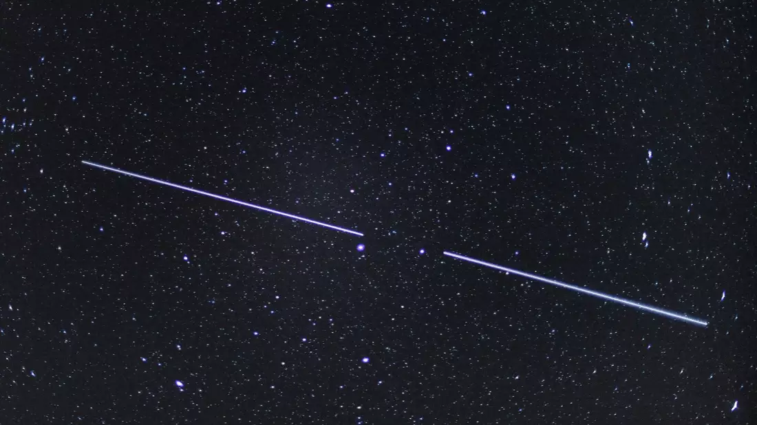 Zwei «Starlink»-Satelliten sind als Lichtstreifen am Nachthimmel zu sehen. - Bild: Patrick Pleul/dpa-Zentralbild/dpa