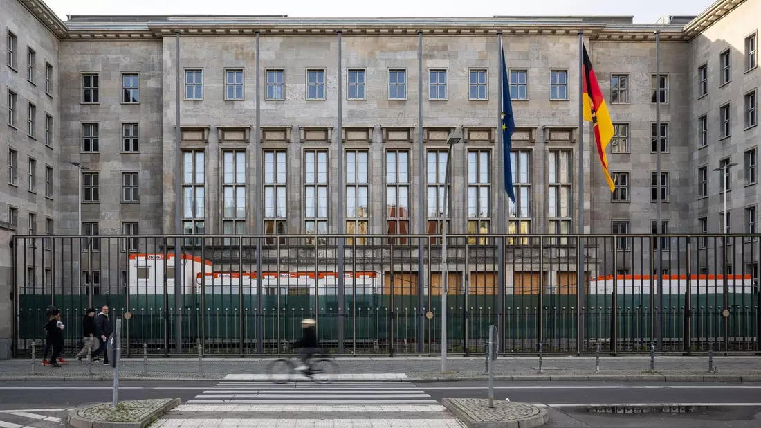Das Bundesverfassungsgericht hat die Umwidmung von 60 Milliarden Euro für nichtig erklärt. Nun muss das Finanzministerium seinen Haushalt neu organisieren. - Bild: Hannes P. Albert/dpa