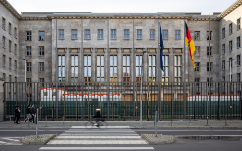 Das Bundesverfassungsgericht hat die Umwidmung von 60 Milliarden Euro für nichtig erklärt. Nun muss das Finanzministerium seinen Haushalt neu organisieren. - Foto: Hannes P. Albert/dpa