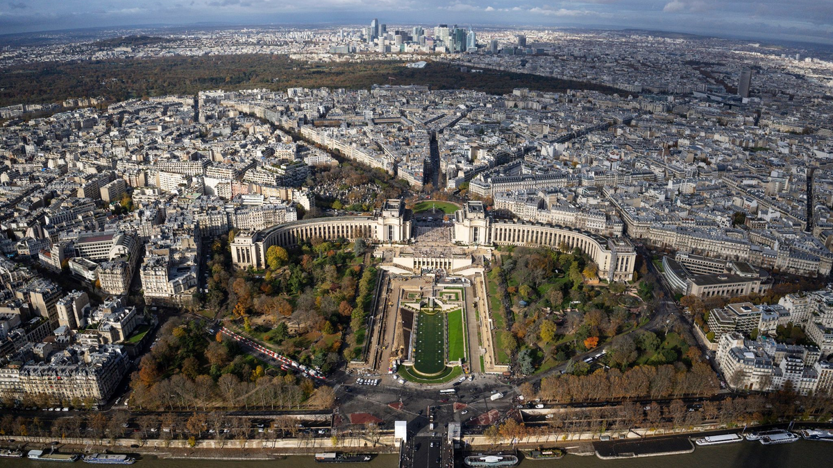 Ein Blick auf Paris vom Eiffelturm aus. - Foto: Pavel Golovkin/AP/dpa