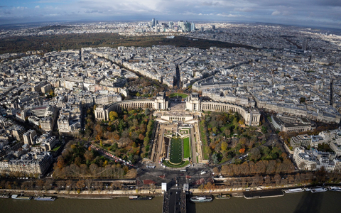 Ein Blick auf Paris vom Eiffelturm aus. - Foto: Pavel Golovkin/AP/dpa