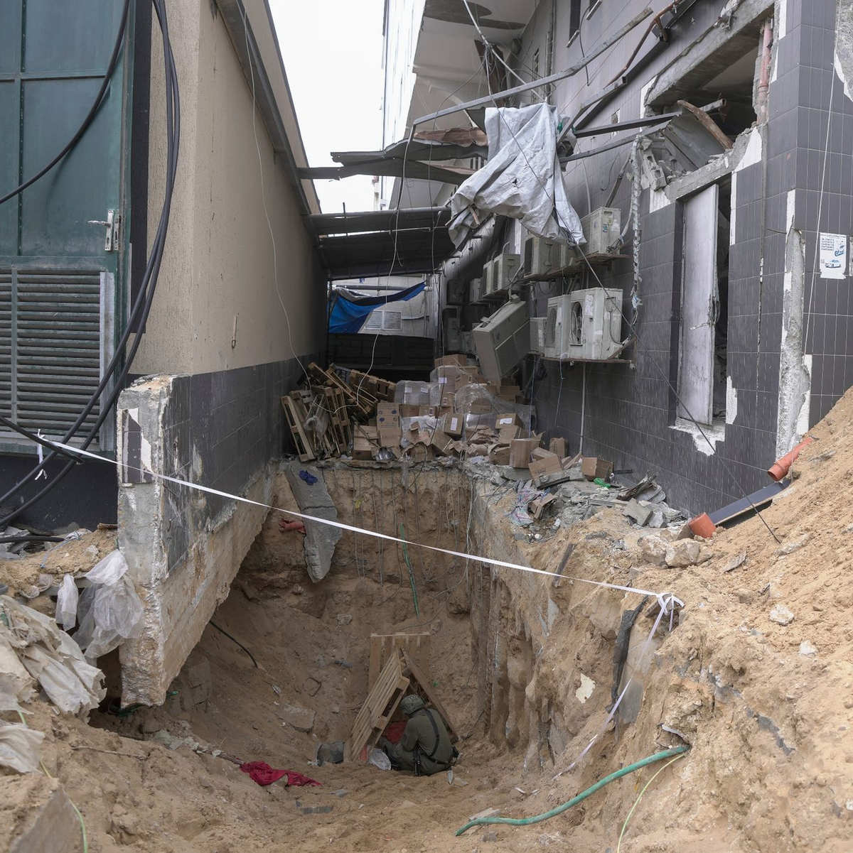 Israelische Soldaten zeigen den Medien einen unterirdischen Tunnel, der unter dem Schifa-Krankenhaus gefunden wurde. - Foto: Victor R. Caivano/AP/dpa
