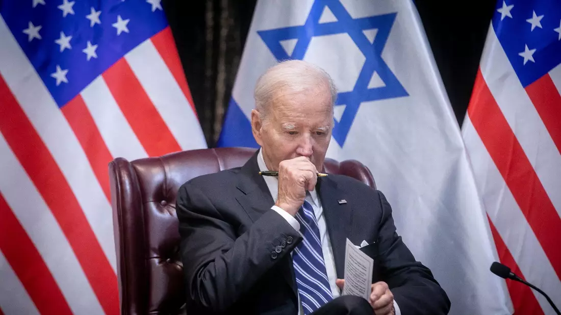 US-Präsident Joe Biden macht eine Pause während eines Treffens mit dem israelischen Premierminister Netanjahu. - Bild: Miriam Alster/AP/dpa