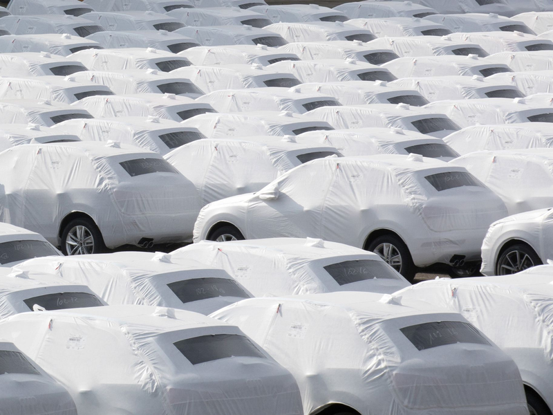 Zur Verschiffung bereit: Audi-Fahrzeuge des Volkswagen Konzerns im Hafen von Emden. - Foto: Jörg Sarbach/dpa