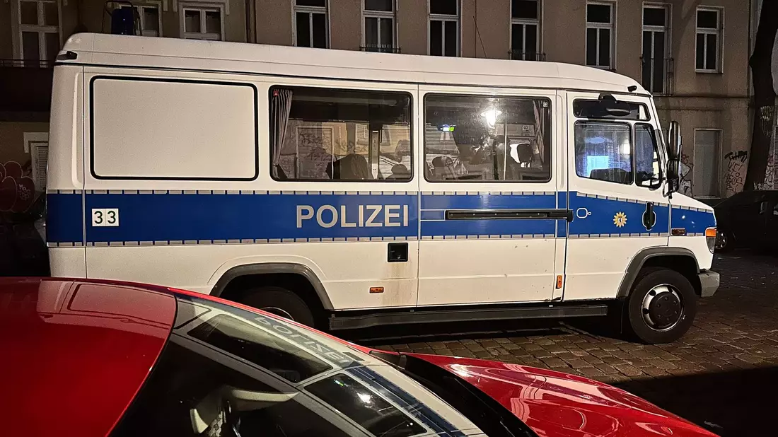 Einsatz am frühen Morgen: Ein Polizeiwagen in Berlin-Friedrichshain. - Bild: Paul Zinken/dpa