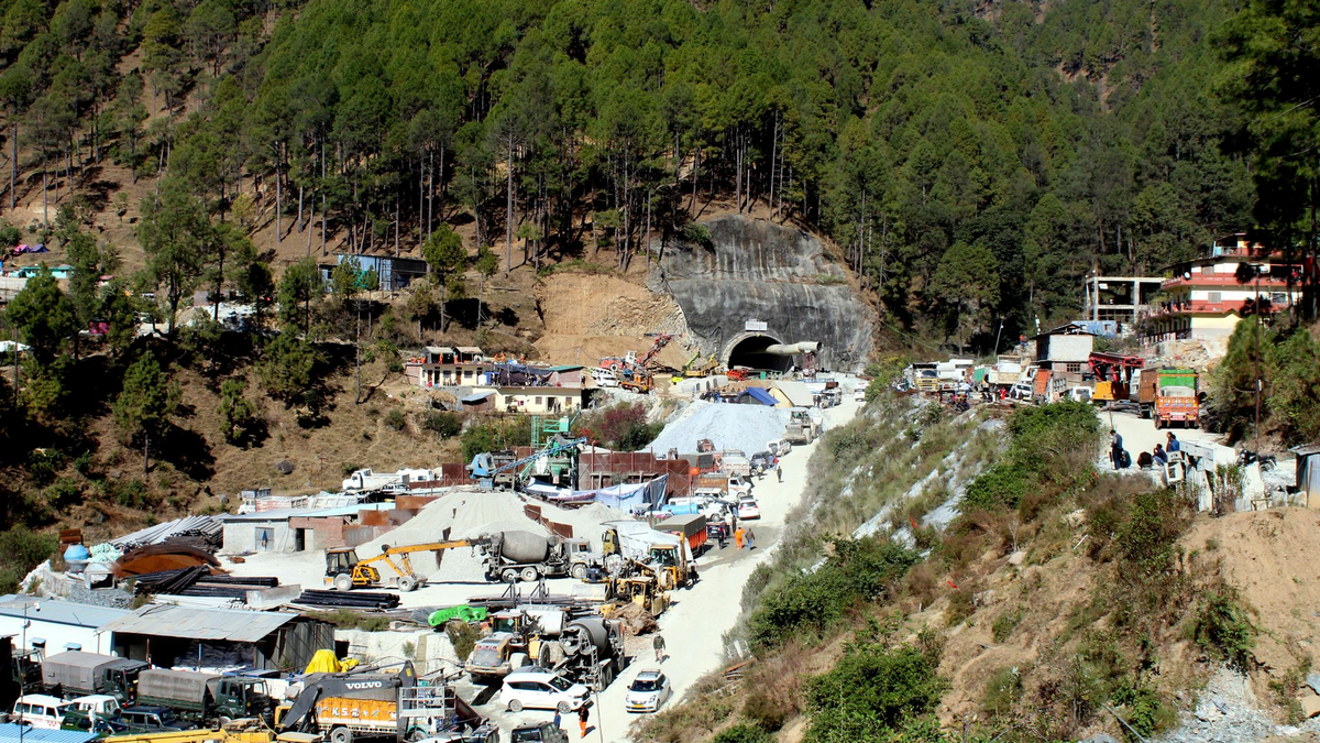 Die Bauarbeiten an dem rund 4,5 Kilometer langen Autobahntunnel waren in vollem Gange, als dieser nach einem Erdrutsch teilweise einstürzte und 41 Arbeiter einschloß. - Foto: Uncredited/AP/dpa