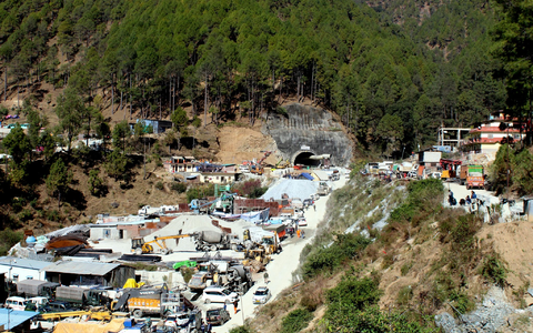 Die Bauarbeiten an dem rund 4,5 Kilometer langen Autobahntunnel waren in vollem Gange, als dieser nach einem Erdrutsch teilweise einstürzte und 41 Arbeiter einschloß. - Foto: Uncredited/AP/dpa