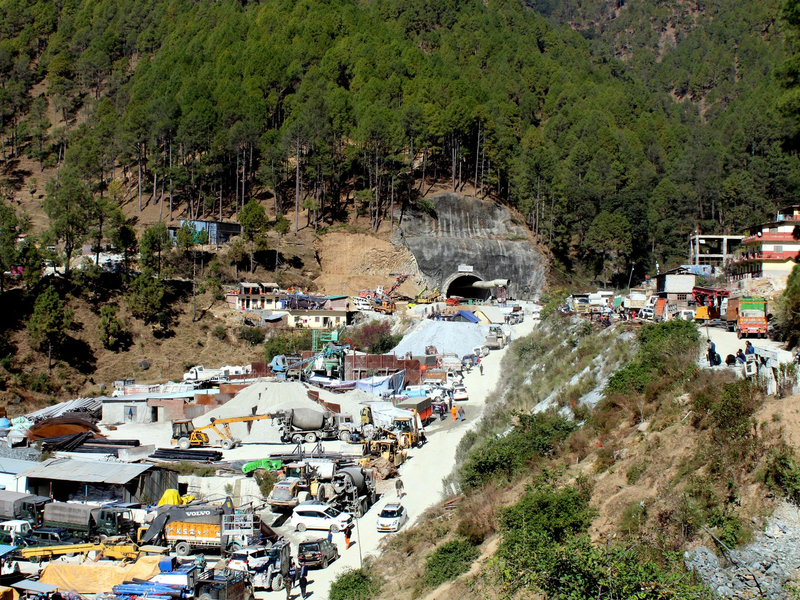 Die Bauarbeiten an dem rund 4,5 Kilometer langen Autobahntunnel waren in vollem Gange, als dieser nach einem Erdrutsch teilweise einstürzte und 41 Arbeiter einschloß. - Foto: Uncredited/AP/dpa