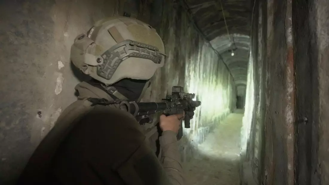 Israelische Soldaten zeigen den Medien im November einen unterirdischen Tunnel, der unter dem Schifa-Krankenhaus in Gaza-Stadt gefunden wurde. - Bild: Victor R. Caivano/AP/dpa