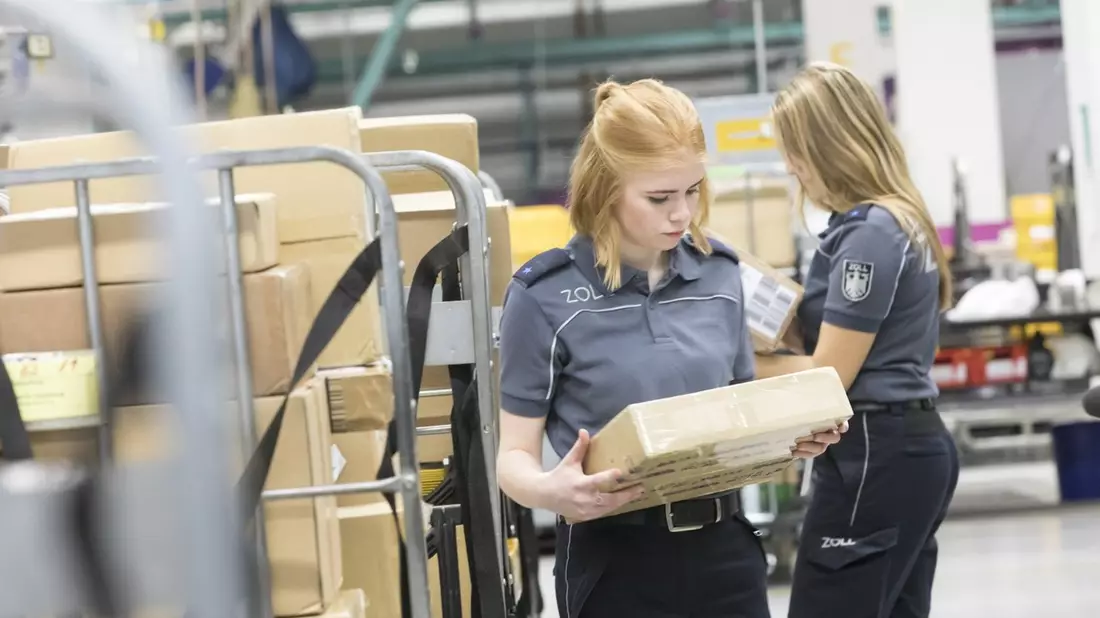 HZA-N: Besonders zur Weihnachtszeit: Wie das Paket schnell und sicher durch den Zoll kommt Neue IT-Anwendung erleichtert die Zollabfertigung von Paketsendungen - Bild: Zoll, presseportal.de