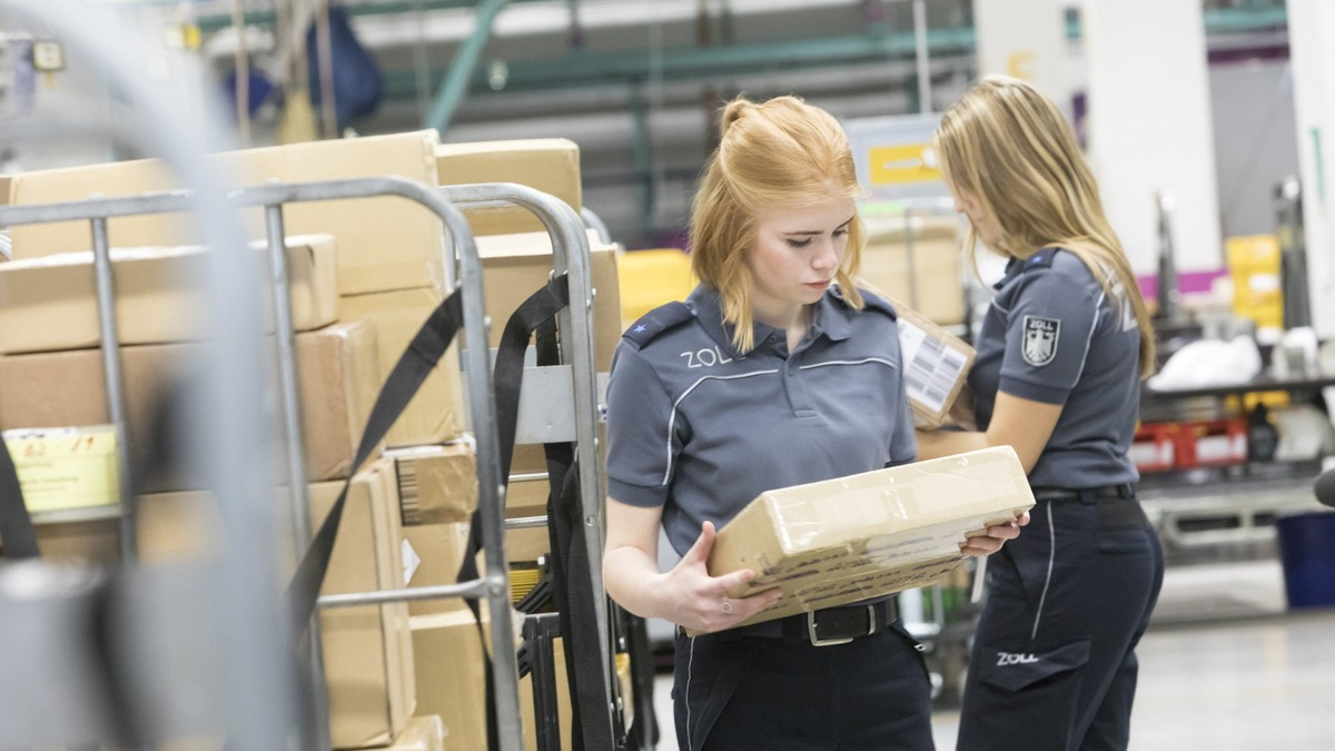 HZA-N: Besonders zur Weihnachtszeit: Wie das Paket schnell und sicher durch den Zoll kommt Neue IT-Anwendung erleichtert die Zollabfertigung von Paketsendungen - Foto: Zoll, presseportal.de