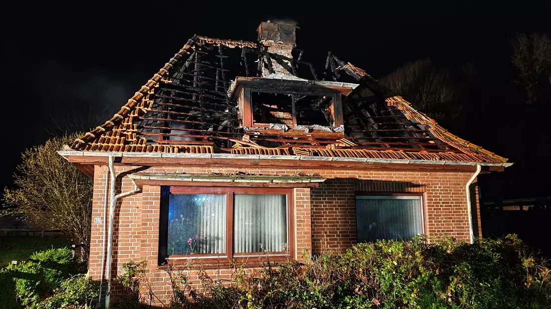 FW-RD: Lütjenbornholt (Kreis Rendsburg-Eckernförde) Großbrand in einem leerstehenden Wohnhaus - Bild: presseportal.de