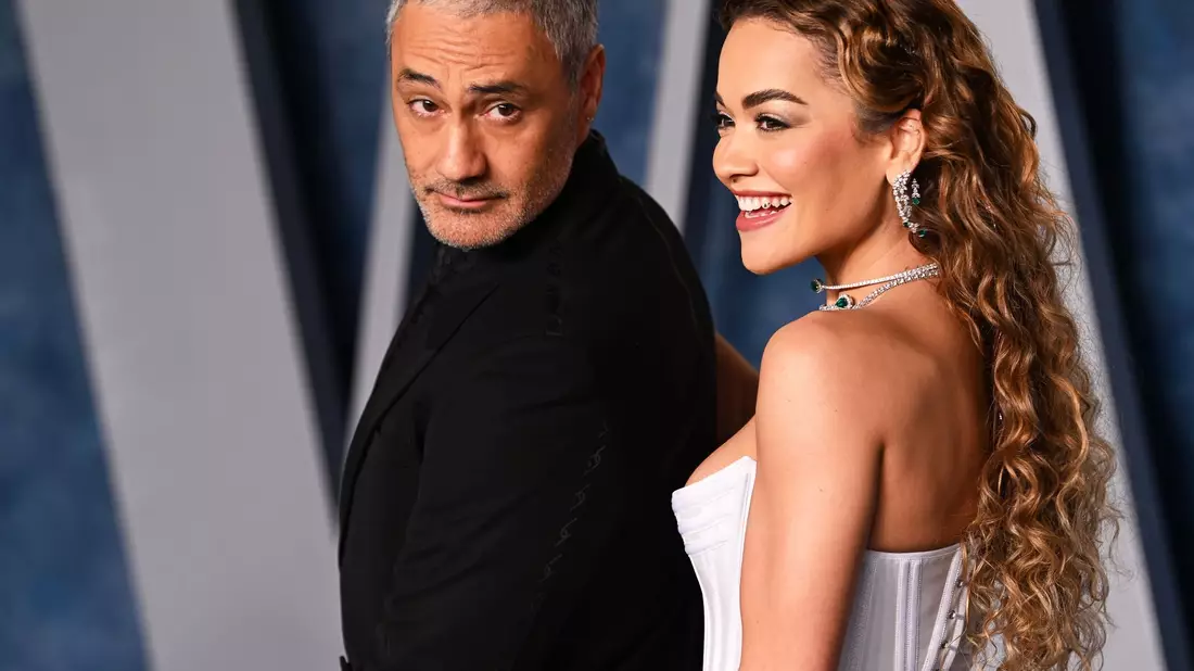 Sängerin Rita Ora und ihr Mann Taika Waititi bei der Vanity Fair Oscar Party im März in Beverly Hills. - Bild: Doug Peters/PA Wire/dpa