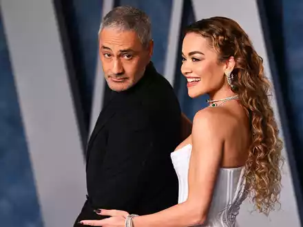 Sängerin Rita Ora und ihr Mann Taika Waititi bei der Vanity Fair Oscar Party im März in Beverly Hills. - Foto: Doug Peters/PA Wire/dpa