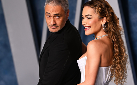 Sängerin Rita Ora und ihr Mann Taika Waititi bei der Vanity Fair Oscar Party im März in Beverly Hills. - Foto: Doug Peters/PA Wire/dpa
