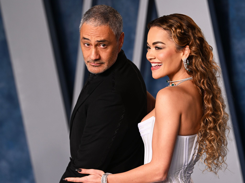 Sängerin Rita Ora und ihr Mann Taika Waititi bei der Vanity Fair Oscar Party im März in Beverly Hills. - Foto: Doug Peters/PA Wire/dpa