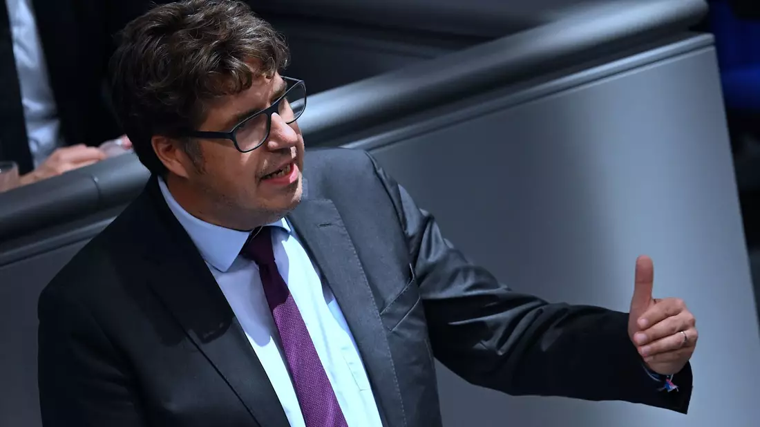 Der Grünen-Staatssekretär Michael Kellner bei einer Sitzung im Bundestag. - Bild: Britta Pedersen/dpa