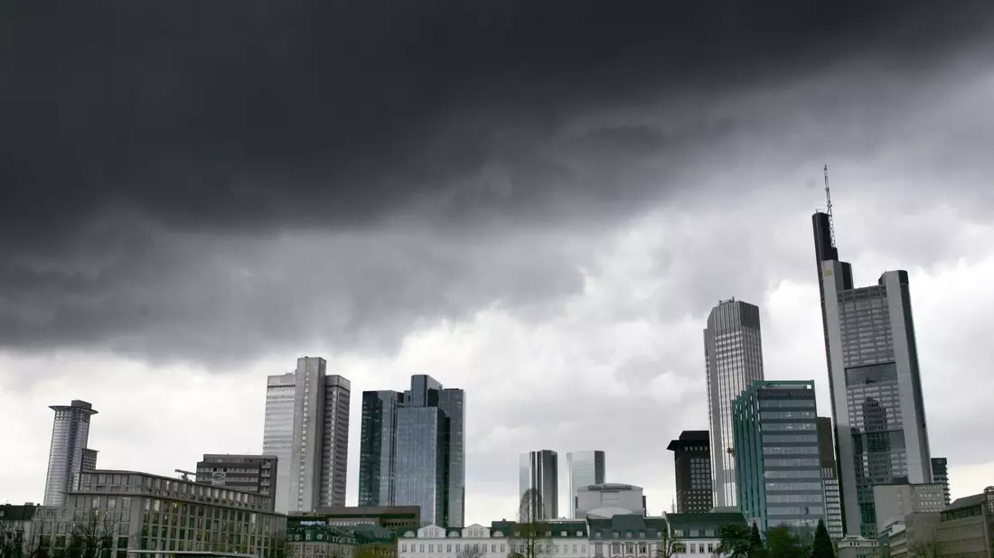 Dunkle Regenwolken über der Skyline von Frankfurt am Main. (Symbolbild) - Bild: Frank May/dpa