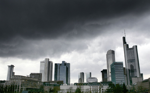 Dunkle Regenwolken über der Skyline von Frankfurt am Main. (Symbolbild) - Foto: Frank May/dpa