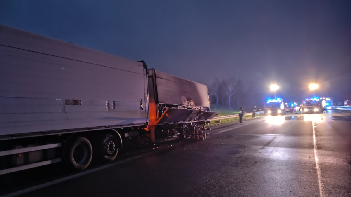 FW-DO: LKW-Anhänger brennt auf der BAB 2 - Foto: presseportal.de