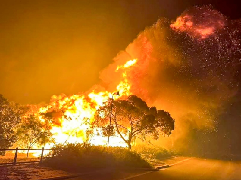 Brand nördlich von Perth. - Foto: DFES/Dept.Fire and Emergency Services. WA/AP/dpa
