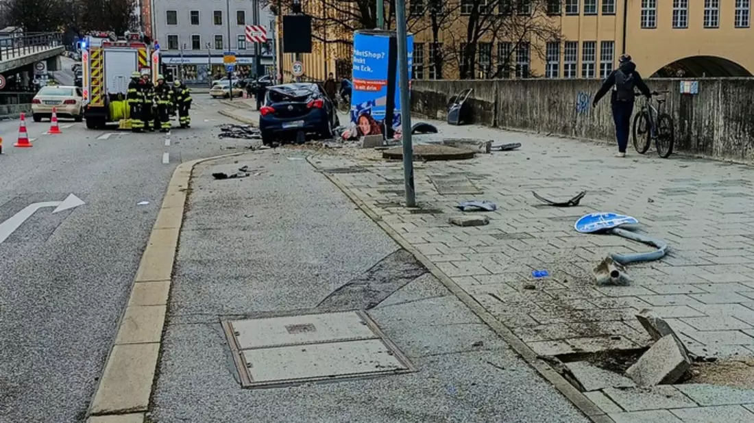 FW-M: Autofahrer rammt Litfaßsäule (Neuhausen) - Bild: presseportal.de