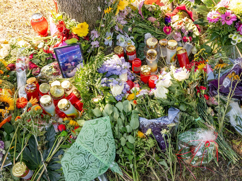 Blumen, Kerzen und Bilder sind im August 2022 nahe des Fundorts der Getöteten zum Gedenken abgelegt worden. - Foto: Peter Kneffel/dpa