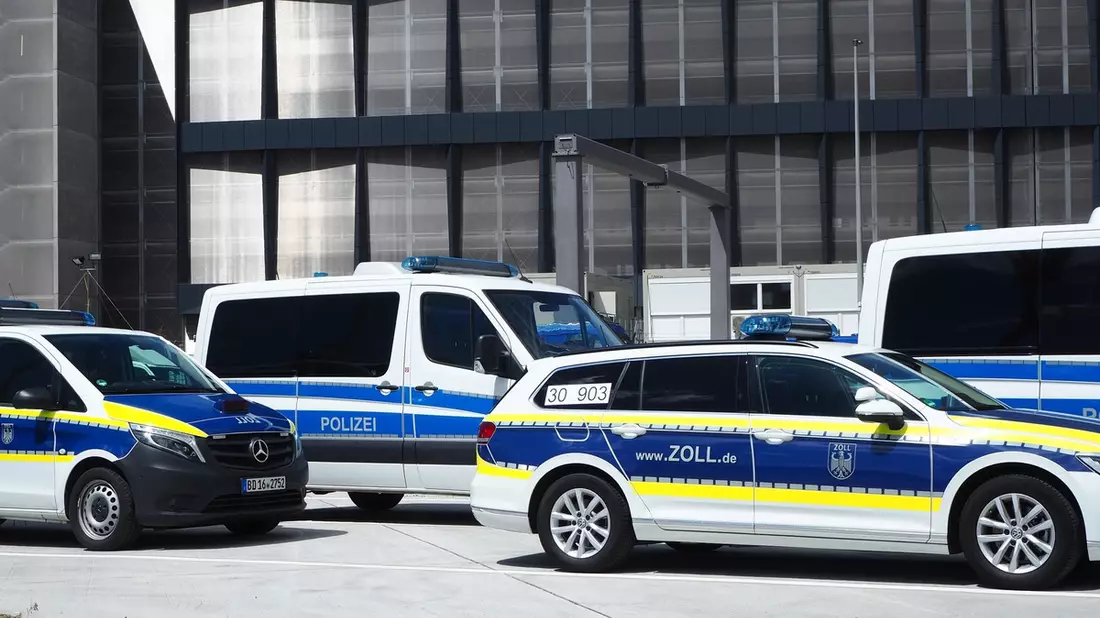 HZA-F: Gemeinsame Kontrollen von Polizei und Zoll am Frankfurter Flughafen- Gewerblicher Güterverkehr sowie Reisebusse im Fokus - Bild: presseportal.de