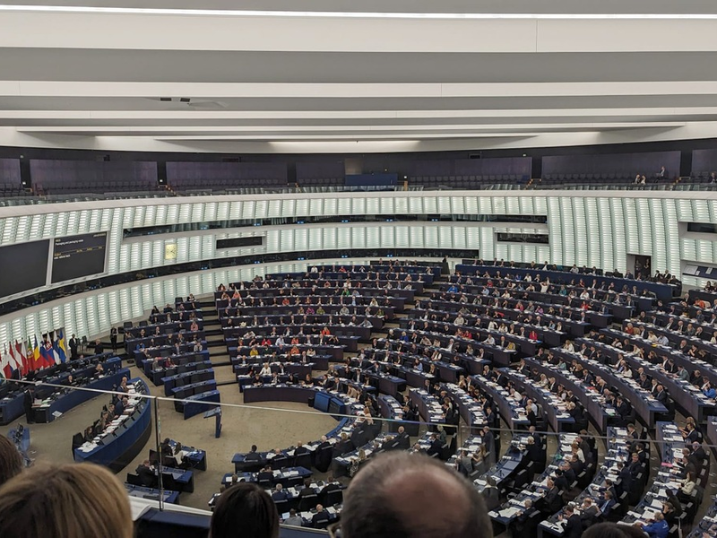 Europäisches Parlament verbessert Regeln zur Recyclingfähigkeit von Verpackungen, geht gleichzeitig aber einen riskanten Kompromiss zum Rezyklatgehalt ein - Foto: presseportal.de