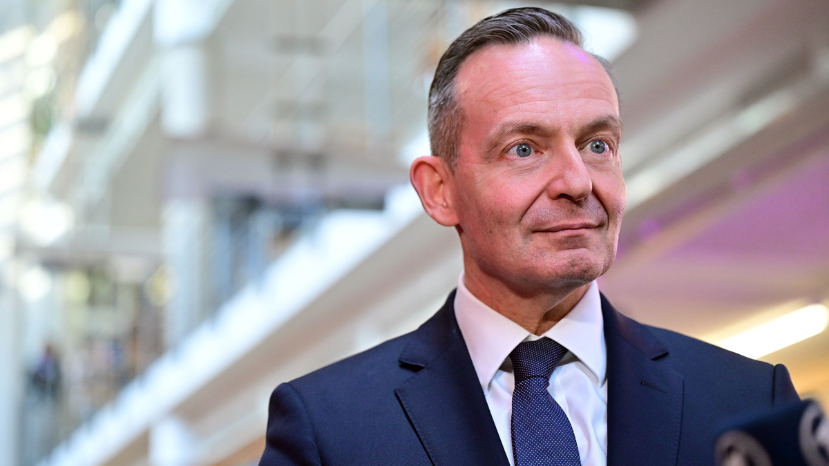 Volker Wissing (FDP), Bundesminister für Digitales und Verkehr, will den Einsatz von KI vorantreiben. - Foto: Martin Schutt/dpa