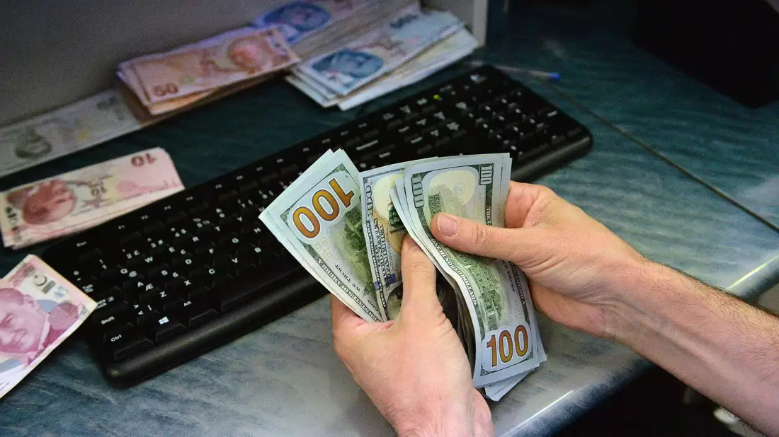 Ein Kassierer zählt Geldscheine in einer Wechselstube in Ankara: Die türkische Notenbank hat ihren Leitzins um 5,0 Prozentpunkte auf 40,0 Prozent angehoben. - Bild: Mustafa Kaya/XinHua/dpa