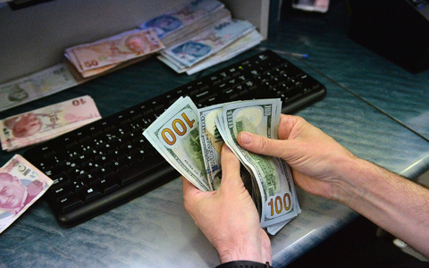 Ein Kassierer zählt Geldscheine in einer Wechselstube in Ankara: Die türkische Notenbank hat ihren Leitzins um 5,0 Prozentpunkte auf 40,0 Prozent angehoben. - Foto: Mustafa Kaya/XinHua/dpa