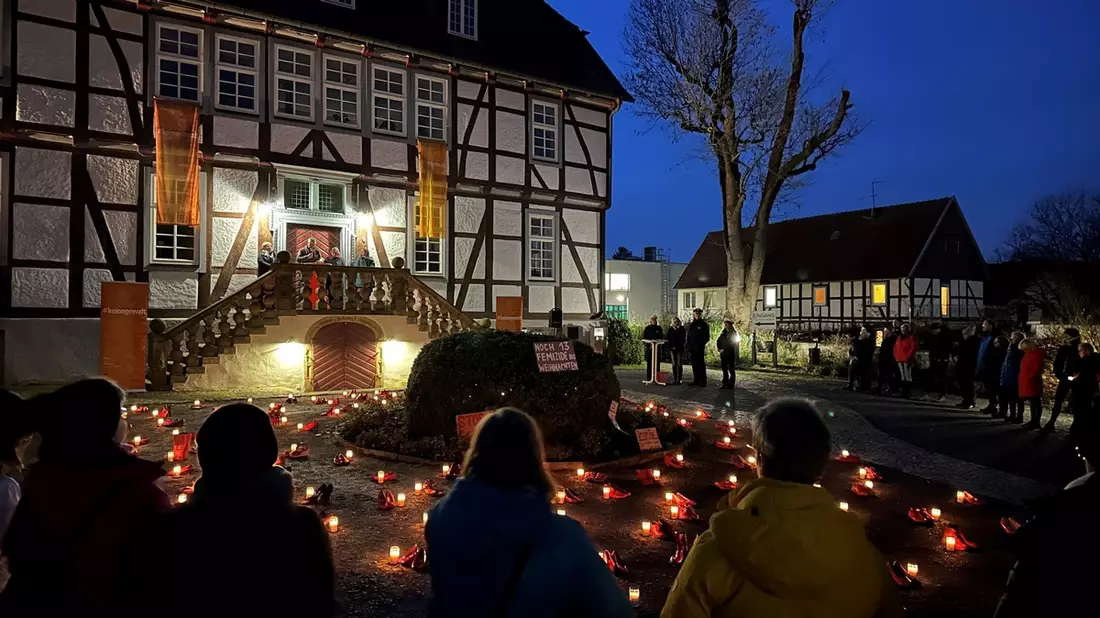 POL-PB: Gleichstellungsbeauftragte rufen zur Solidarität mit Opfern von Femiziden auf - 133 Paar rote Schuhe und Kerzen erinnern an getötete Frauen und Mädchen - Bild: presseportal.de