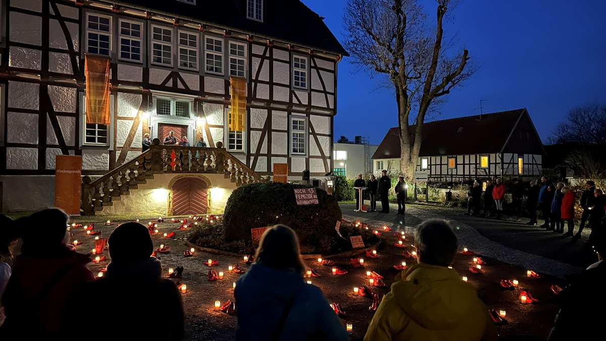 POL-PB: Gleichstellungsbeauftragte rufen zur Solidarität mit Opfern von Femiziden auf - 133 Paar rote Schuhe und Kerzen erinnern an getötete Frauen und Mädchen - Foto: presseportal.de