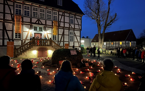 POL-PB: Gleichstellungsbeauftragte rufen zur Solidarität mit Opfern von Femiziden auf - 133 Paar rote Schuhe und Kerzen erinnern an getötete Frauen und Mädchen - Foto: presseportal.de