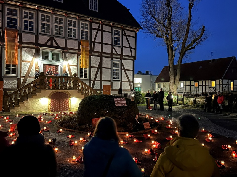 POL-PB: Gleichstellungsbeauftragte rufen zur Solidarität mit Opfern von Femiziden auf - 133 Paar rote Schuhe und Kerzen erinnern an getötete Frauen und Mädchen - Foto: presseportal.de
